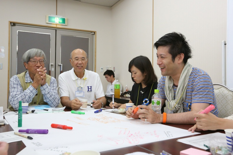 致力於社區再造的山崎亮(右一)，經常親自參與工作坊、傾聽居民心聲。(圖片提供：山崎亮)