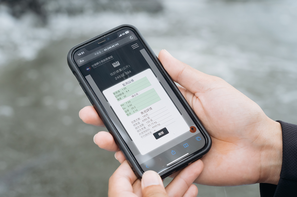 滑手機也能養魚，導入AI智能養殖技術，進行遠端監控、自動化控制溫度、自動投餌、投藥、清除排泄物、水循環利用等，提升產值效率。