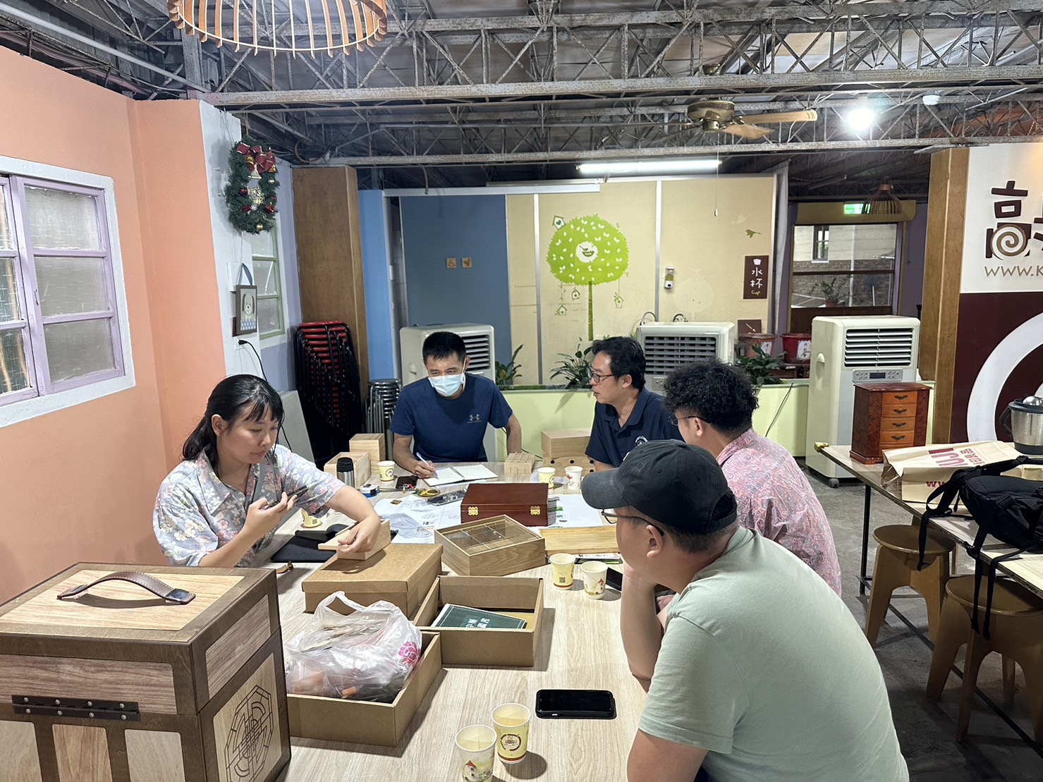 張文山帶領學生找問題、想解方，每學期至少兩門課以參與式設計工作坊方式，進到鄉鎮場域。(圖片提供：張文山)