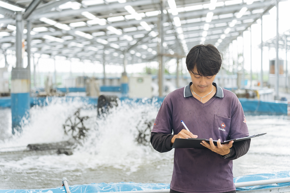「像我們智能養殖漁場的員工平均32歲，其實年輕人還是比較喜歡科技，或是看起來很酷的東西。」王益豐說。