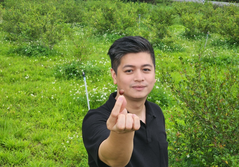 茶籽堂執行長趙文豪手拿著契作的苦茶籽。